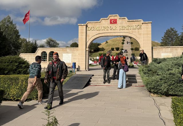 Dumlupınar Şehitliği Büyük Taarruz'un 104. Yılında Ziyaretçi Akınına Uğradı