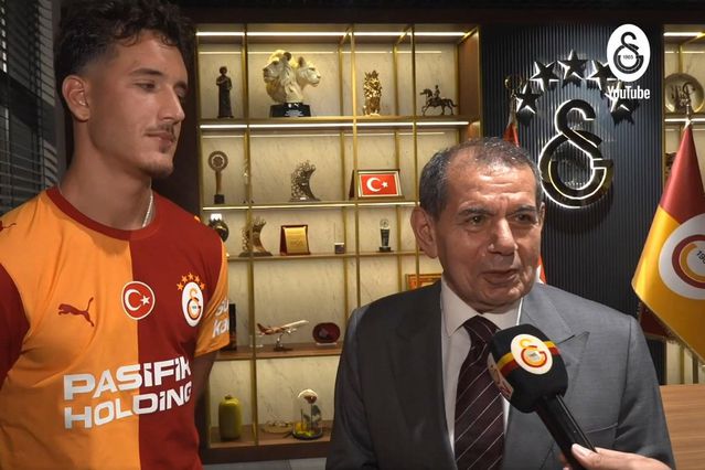 Dursun Özbek konuşurken Deniz Gül'ün yaptığı tepki çekti: Başkanın yanında hoş değil